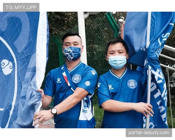 特写:布雷斯特球员赛后集体向远征球迷鼓掌致谢 特写:布雷斯特球员赛后集体向远征球迷鼓掌致谢